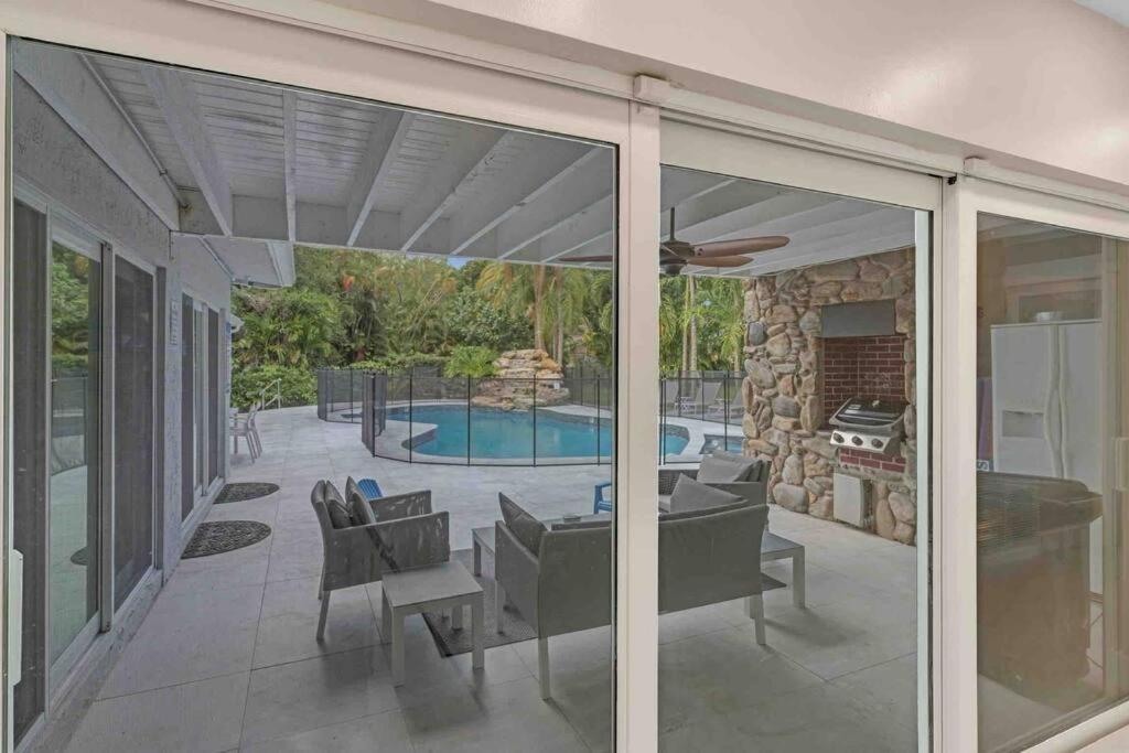 Villa Rare Hidden Getaway Heated Pool 1.5 Acres! Sleeps 16 Fort Lauderdale Exterior foto