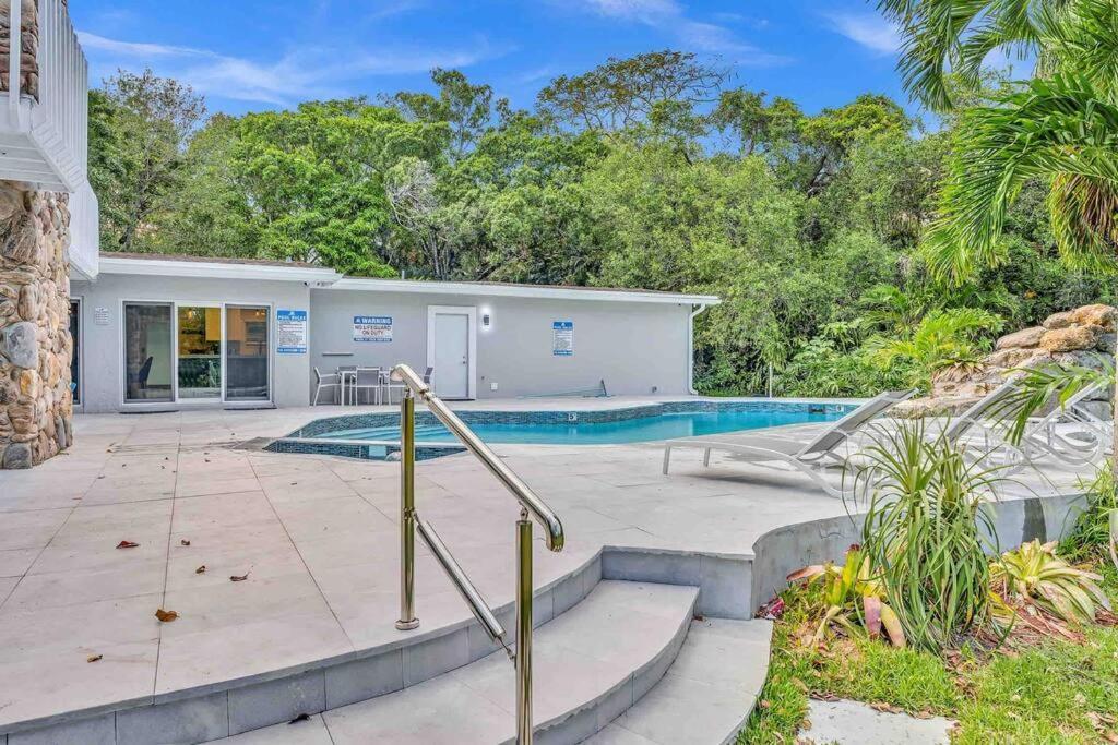 Villa Rare Hidden Getaway Heated Pool 1.5 Acres! Sleeps 16 Fort Lauderdale Exterior foto