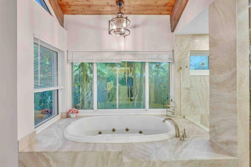 Villa Rare Hidden Getaway Heated Pool 1.5 Acres! Sleeps 16 Fort Lauderdale Exterior foto
